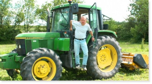 Vincent-Manicot-et-son-tracteur-a-huile-de-tournesol Vincent Manicot dans son tracteur fonctionnant à l'huile de tournesol